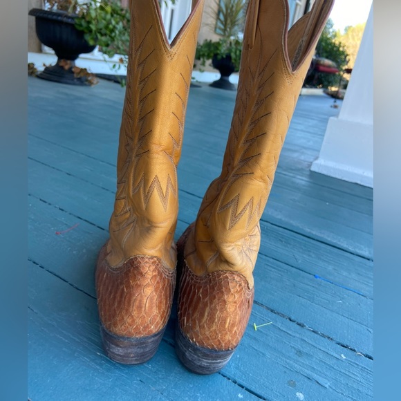 Nocona vintage snakeskin cowboy‎ boots. Size 8D.